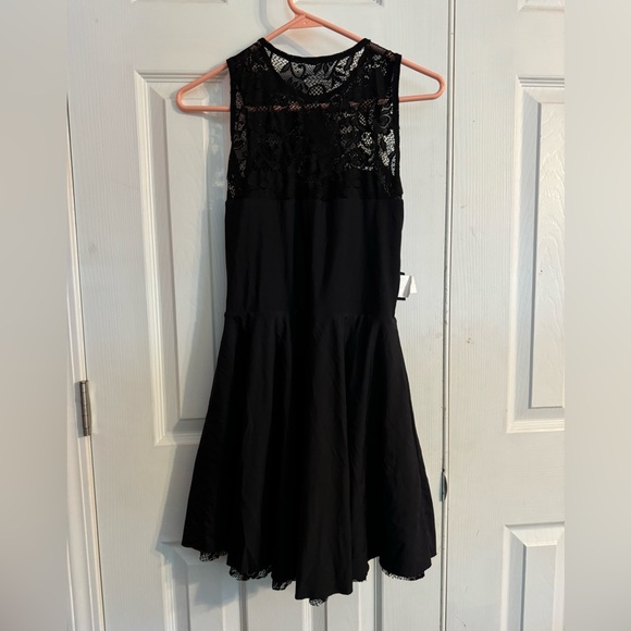 BLACK LACE SKATER DRESS - Picture 8 of 10